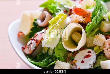 Garnelen-Salat mit Käse, Sardellen und Grüns Stockfoto