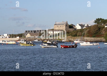 Boote in Baltimore County Cork Irland mit Baltimore Burg im Hintergrund Stockfoto