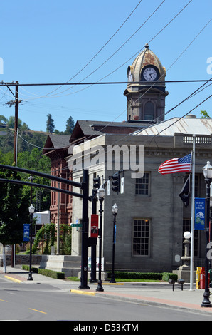 Uhrturm in der Innenstadt von Hood River, Oregon. Stockfoto