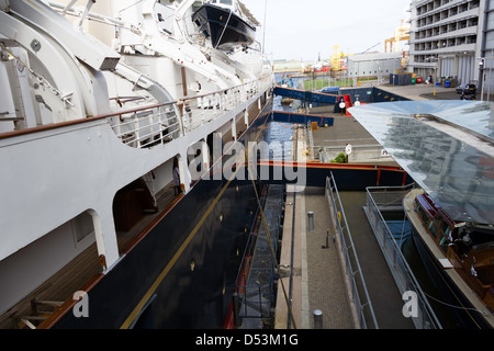 Die große königliche Yacht HMY Britannia im Hafen von Leith in Edinburgh in Schottland, jetzt eine Touristenattraktion festgemacht Stockfoto