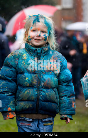 Twickenham, London, UK. 23. März 2013. Zelebranten willkommen Frühling trotz fallender Schnee und Winter Trübsinn durch die üblichen werfen farbigen Pulver unter den Massen während hinduistischen Holi Festival of Colour. Samstag, 23. März 2013. Orleans House Gallery, Riverside, Twickenham, TW1 3DJÊ. VEREINIGTES KÖNIGREICH.  Bildnachweis: David Gee / Alamy Live News Stockfoto