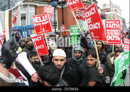 London, UK. 23. März 2013.  Muslime halten Demonstration vor East Ham Rathaus in London, um protest gegen den Abriss einer Moschee in West Ham (London Markaz). Bildnachweis: Martyn Wheatley / Alamy Live News Stockfoto