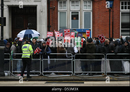 London, UK. 23. März 2013.  Muslime halten Demonstration vor East Ham Rathaus in London, um protest gegen den Abriss einer Moschee in West Ham (London Markaz). Bildnachweis: Martyn Wheatley / Alamy Live News Stockfoto