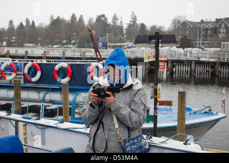 Lake Windermere, Großbritannien. 23. März 2013. Großbritannien Wetter Lake Windermere sehr kalten Touristen Touristen genießen die Aussicht rund um den See & auf Kreuzfahrt.  Bildnachweis: Shoosmith Sammlung / Alamy Live News Stockfoto