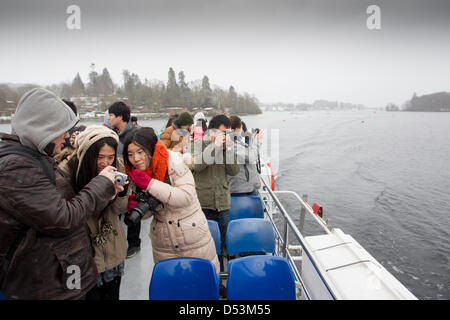 Lake Windermere, Großbritannien. 23. März 2013. Großbritannien Wetter Lake Windermere sehr kalten Touristen Touristen genießen die Aussicht rund um den See & auf Kreuzfahrt.  Bildnachweis: Shoosmith Sammlung / Alamy Live News Stockfoto