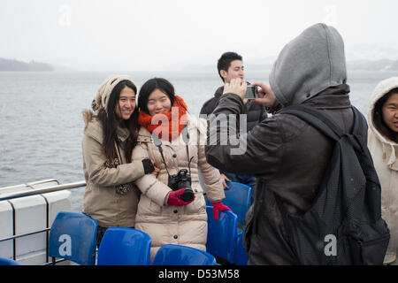 Lake Windermere, Großbritannien. 23. März 2013. Großbritannien Wetter Lake Windermere sehr kalten Touristen Touristen genießen die Aussicht rund um den See & auf Kreuzfahrt.  Bildnachweis: Shoosmith Sammlung / Alamy Live News Stockfoto