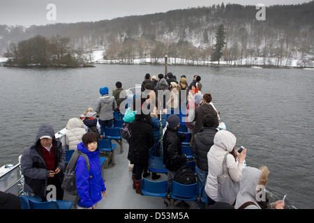 Lake Windermere, Großbritannien. 23. März 2013. Großbritannien Wetter Lake Windermere sehr kalten Touristen Touristen genießen die Aussicht rund um den See & auf Kreuzfahrt.  Bildnachweis: Shoosmith Sammlung / Alamy Live News Stockfoto