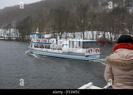 Lake Windermere, Großbritannien. 23. März 2013. Großbritannien Wetter Lake Windermere sehr kalten Touristen Touristen genießen die Aussicht rund um den See & auf Kreuzfahrt.  Bildnachweis: Shoosmith Sammlung / Alamy Live News Stockfoto