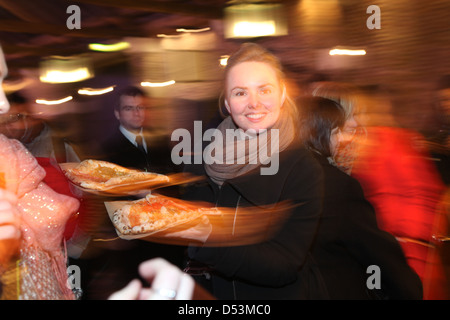 Menschen essen fest Food Festival in Tobacco Dock, London UK, Februar 2013 Stockfoto