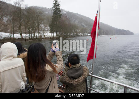 Lake Windermere, Großbritannien. 23. März 2013. Großbritannien Wetter Lake Windermere sehr kalten Touristen Touristen genießen die Aussicht rund um den See & auf Kreuzfahrt.  Bildnachweis: Shoosmith Sammlung / Alamy Live News Stockfoto