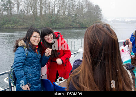 Lake Windermere, Großbritannien. 23. März 2013. Großbritannien Wetter Lake Windermere sehr kalten Touristen Touristen genießen die Aussicht rund um den See & auf Kreuzfahrt.  Bildnachweis: Shoosmith Sammlung / Alamy Live News Stockfoto