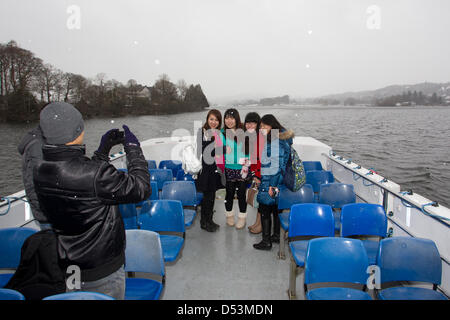 Lake Windermere, Großbritannien. 23. März 2013. Großbritannien Wetter Lake Windermere sehr kalten Touristen Touristen genießen die Aussicht rund um den See & auf Kreuzfahrt.  Bildnachweis: Shoosmith Sammlung / Alamy Live News Stockfoto