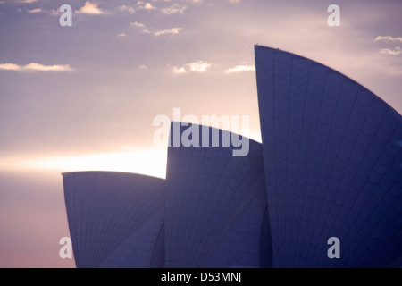 Sydney Opera House Detail der Segel / Muscheln auf Dach bei Sonnenaufgang Blick in Richtung Sonnenaufgang Sydney New South Wales Australien Stockfoto