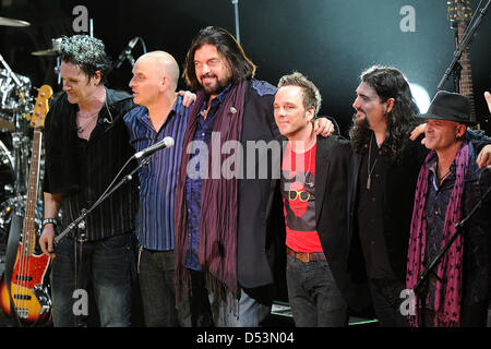 Danny Thompson (L-R), Guy Erez, Alan Parsons, Paul Josef Olsson, Alastair Green und Todd Cooper Stand neben einander auf der Bühne während der Greatest Hits Tour 2013 von Alan Parsons Live Project im Beethovensaal in Stuttgart, Deutschland, 21. März 2013. Foto: Revierfoto Stockfoto