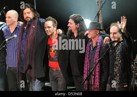 Danny Thompson (L-R), Guy Erez, Alan Parsons, Paul Josef Olsson, Alastair Green, Todd Cooper und Manny Focarazzo stehen neben einander auf der Bühne während der Greatest Hits Tour 2013 von Alan Parsons Live Project im Beethovensaal in Stuttgart, Deutschland, 21. März 2013. Foto: Revierfoto Stockfoto