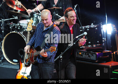 Guy Erez (L) und Paul Josef Olsson (R) führen Sie auf der Bühne während der Greatest Hits Tour 2013 von Alan Parsons Live Project im Beethovensaal in Stuttgart, Deutschland, 21. März 2013. Foto: Revierfoto Stockfoto