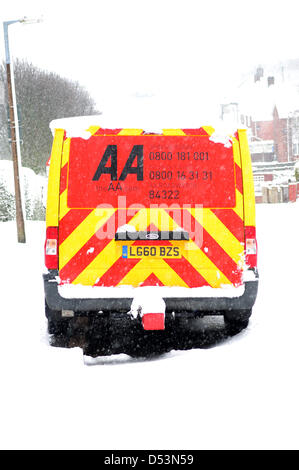 Hucknall, Notts, UK. 23. März 2013. Schnee ist weiterhin hinzufügen bereits tiefen Schnee fallen. AA Wiederherstellung Servicewagen Aufschlüsselung auf schneebedeckte Straße geparkt. Bildnachweis: Ian Francis / Alamy Live News Stockfoto