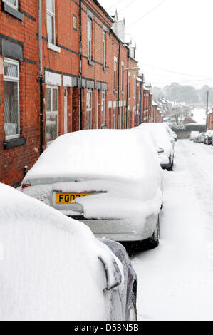 Hucknall, Notts, UK. 23. März 2013. Schnee ist weiterhin hinzufügen bereits tiefen Schnee fallen. Parkenden Autos entlang Seitenzeile Reihenhäuser. Bildnachweis: Ian Francis / Alamy Live News Stockfoto