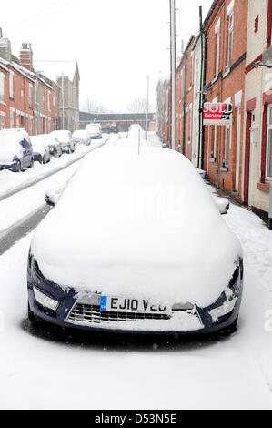 Hucknall, Notts, UK. 23. März 2013. Schnee ist weiterhin hinzufügen bereits tiefen Schnee fallen. Auto von schweren Schneefall bedeckt. Bildnachweis: Ian Francis / Alamy Live News Stockfoto