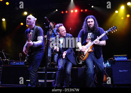 Guy Erez (L), Paul Josef Olsson (C) und Alastair Green (R) führen Sie auf der Bühne während der Greatest Hits Tour 2013 von Alan Parsons Live Project im Gasometer in Wien, Österreich, 22. März 2013. Foto: Revierfoto Stockfoto