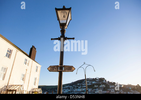 Hölzerne Wegweiser den Süd-west Küsten Weg hängen auf eine altmodische Laternenpfahl in Dartmouth. Stockfoto