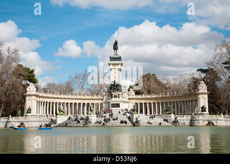 MADRID - 9. März: Denkmal von Alfonso XII in Buen Retiro Park vom Architekten José Grases Riera aus dem Jahr 1902 Stockfoto