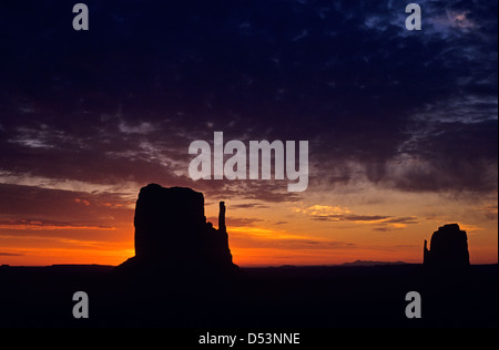 Sonnenaufgang über dem Monument Valley mit Fäustlinge Silhouette Arizona State USA Stockfoto