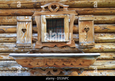 Fenster mit Fensterläden Herz von einer hölzernen Blockhütte in den europäischen Alpen Stockfoto