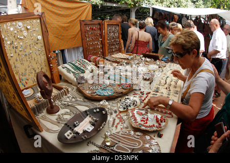 Kleidung, Einkäufer und andere Güter gelten in einem Flohmarkt in Mallorca, Spanien Stockfoto