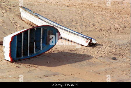 Zwei Ruderboote am Sandstrand San Felipe Baja California Mexiko, Fischerdorf, Sea of Cortez, Stockfoto