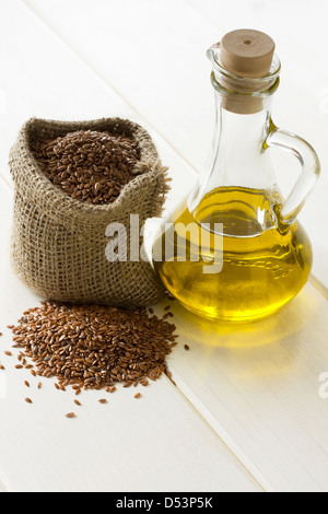 Leinöl und Leinsamen in kleinen sack Stockfoto