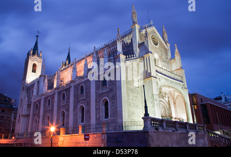 Madrid - gotische Kirche San Jerónimo el Real in Abenddämmerung Stockfoto