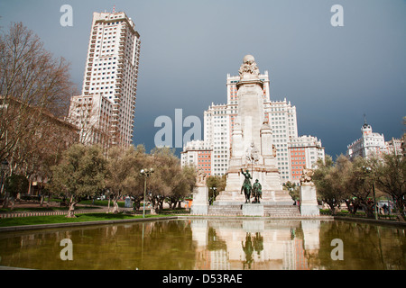 Madrid - Cervantes-Denkmal auf der Plaza Espana. Stockfoto