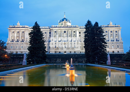 MADRID - März 10: Palacio Real oder Royal Palast von Sabatini Gärten in Dämmerung. Palast Stockfoto