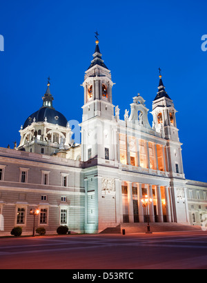 Madrid - Santa Maria la Real De La Almudena-Kathedrale in Abenddämmerung Stockfoto