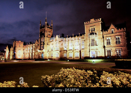 Queens University in der Nacht. Lanyon Gebäude beleuchtet. Stockfoto