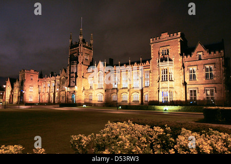 Queens University in der Nacht. Lanyon Gebäude beleuchtet. Stockfoto