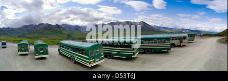 Panoramablick über Busse für den transport von Touristen, Eielson Visitor Center, Denali National Park & Preserve, Alaska, USA Stockfoto