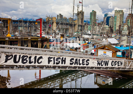 Öffentliche Fischmarkt mit der Burrard Bridge als Kulisse, Vancouver, Kanada Stockfoto