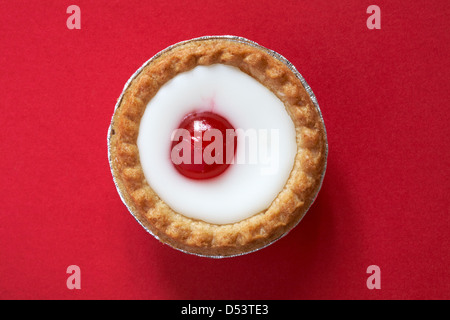 Herr Kipling cherry Bakewell tart isoliert auf rotem Hintergrund Stockfoto