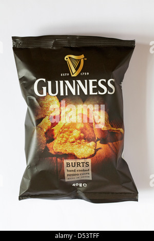 Paket von 40 g Guinness Burts hand gekochte Kartoffel Chips Chips in Devon, isoliert auf weißem Hintergrund Stockfoto