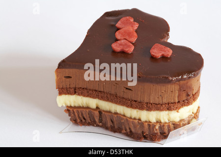 Herzförmige Triple Chocolate himmel Dessert auf weißem Hintergrund, ideal für Valentinstag, Valentinstag Stockfoto