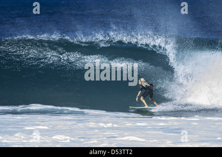 Surfer auf Winter-Welle bei Banzai Pipeline. Stockfoto