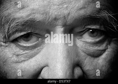 alte Mann Gesicht Teil Closeup Augen schaut monochromes Kamerabild Stockfoto