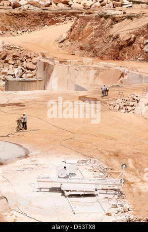 Arbeitnehmer einen Draht operativen sah in einem Marmor-Steinbruch in Alentejo, Portugal Stockfoto