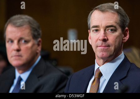 Douglas Parker, Chairman und CEO der US Airways Group, Links, und Thomas Horton, Vorsitzender der Präsident und CEO von American Airlines und AMR Corporation, rechts. Stockfoto