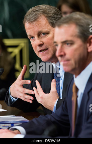 Douglas Parker, Chairman und CEO der US Airways Group, Links, und Thomas Horton, Vorsitzender der Präsident und CEO von American Airlines und AMR Corporation, rechts. Stockfoto