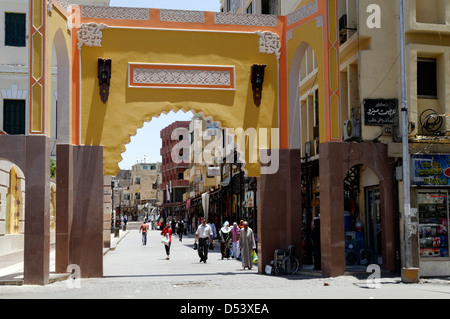 Eine gewölbte Eingang zum Souk oder Markt von Assuan. Ägypten. Stockfoto