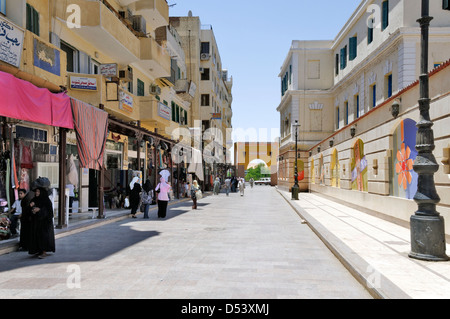 Assuan. Ägypten. Blick auf Hauptstraße in Assuan Souk. Stockfoto