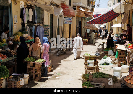 Aswan, Ägypten. Ansicht der Shopper kaufen Obst und Gemüse in Assuan Souk (Markt oder Basar). Stockfoto